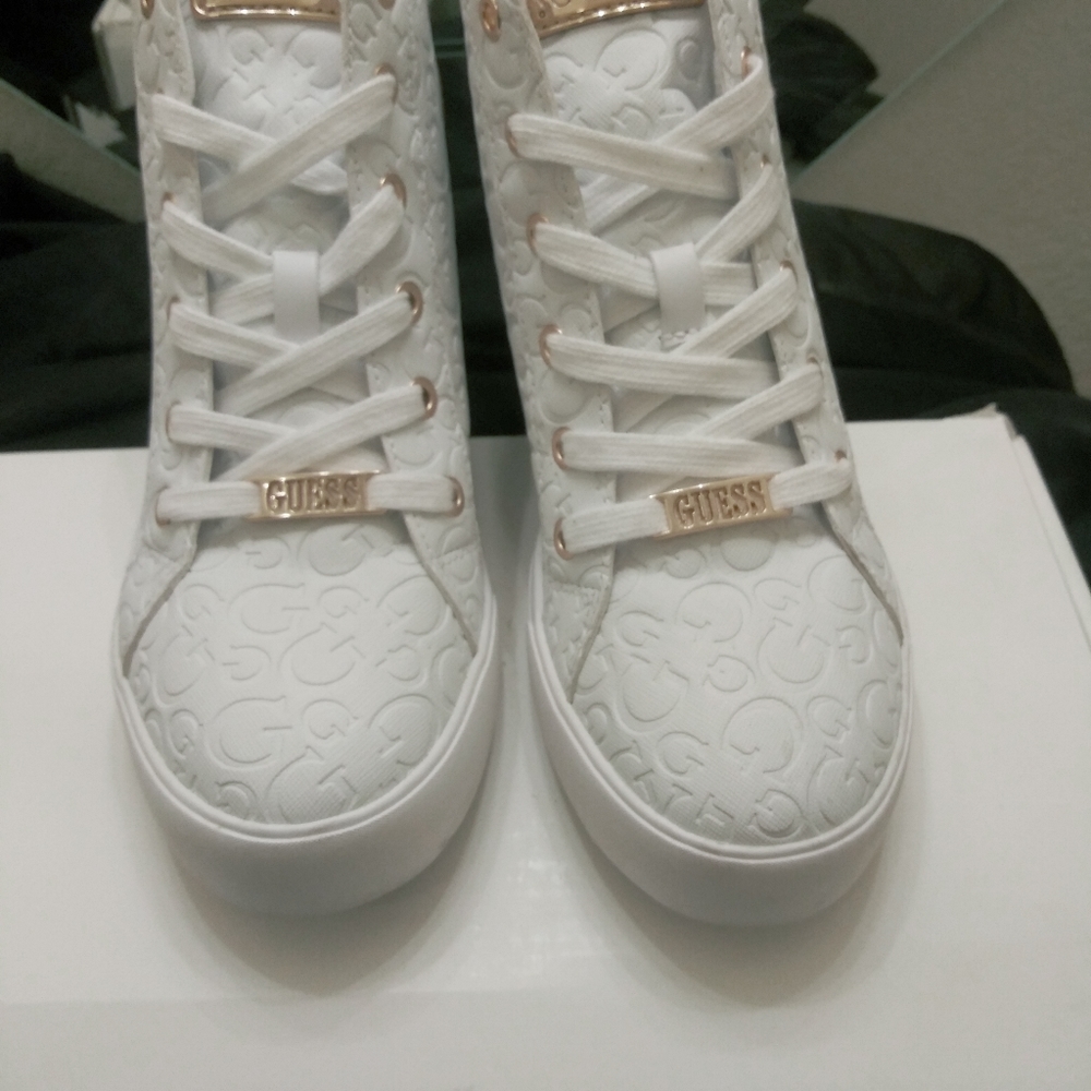 GUESS - Picture 3 of 6